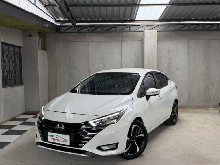 NISSAN - VERSA - 2023/2024 - Branca - R$ 105.900,00
