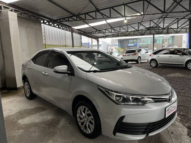 TOYOTA - COROLLA - 2017/2018 - Prata - R$ 86.900,00