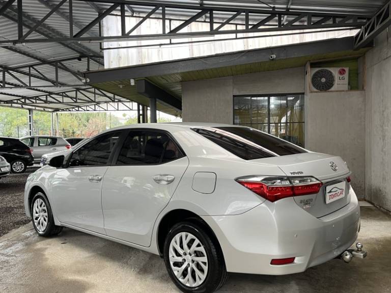 TOYOTA - COROLLA - 2017/2018 - Prata - R$ 89.900,00