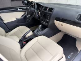 VOLKSWAGEN - JETTA - 2013/2013 - Preta - R$ 64.900,00