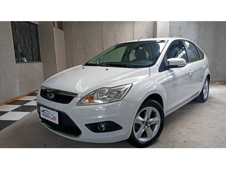 FORD - FOCUS - 2012/2013 - Branca - R$ 44.900,00
