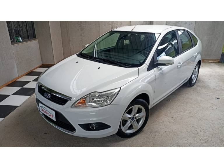 FORD - FOCUS - 2012/2013 - Branca - R$ 44.900,00
