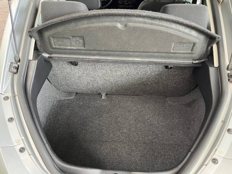 VOLKSWAGEN - NEW BEETLE - 2008/2009 - Prata - R$ 69.000,00