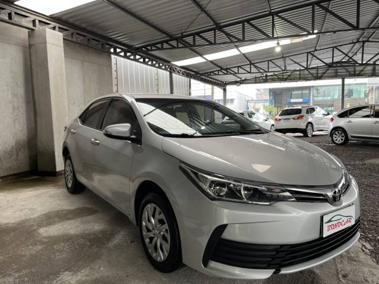 TOYOTA - COROLLA - 2017/2018 - Prata - R$ 89.900,00