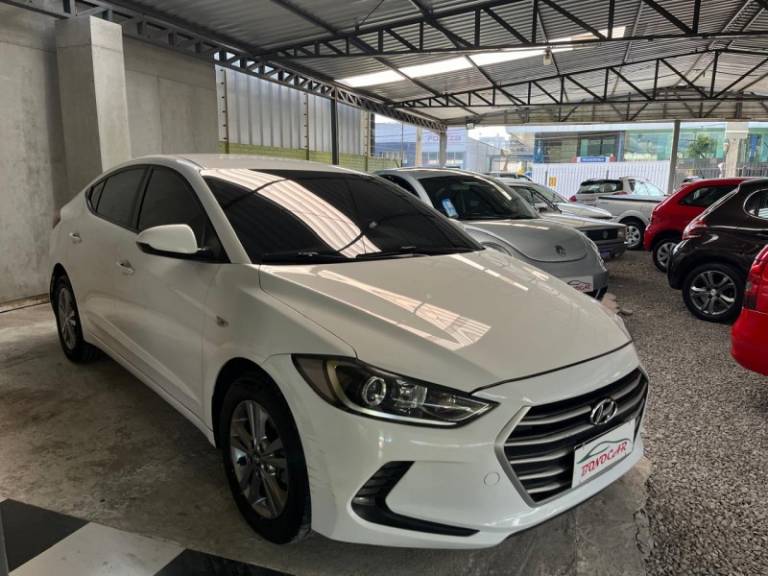 HYUNDAI - ELANTRA - 2016/2017 - Branca - R$ 79.900,00