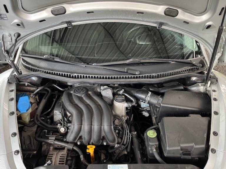 VOLKSWAGEN - NEW BEETLE - 2008/2009 - Prata - R$ 69.000,00