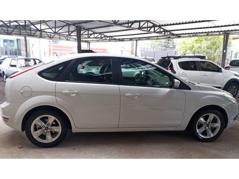 FORD - FOCUS - 2012/2013 - Branca - R$ 44.900,00