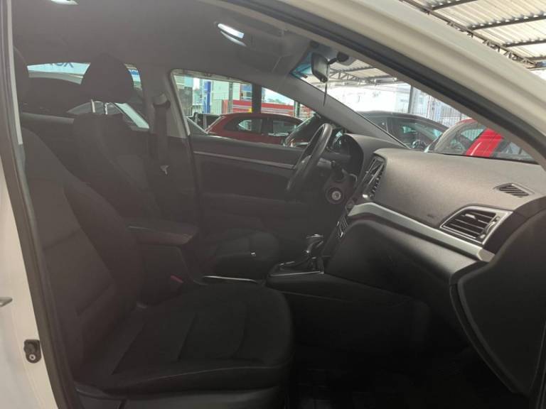 HYUNDAI - ELANTRA - 2016/2017 - Branca - R$ 79.900,00