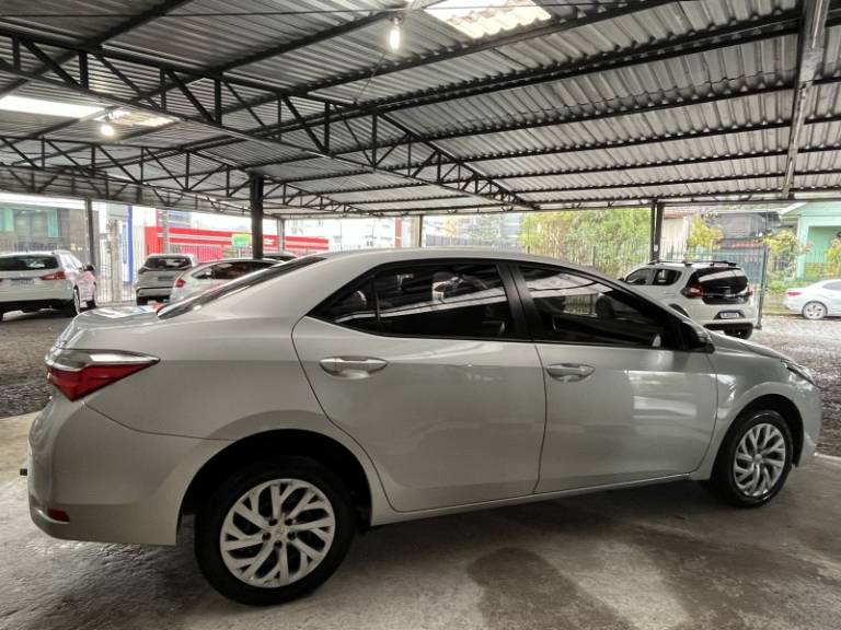 TOYOTA - COROLLA - 2017/2018 - Prata - R$ 89.900,00