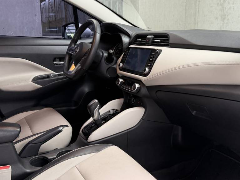 NISSAN - VERSA - 2023/2024 - Branca - R$ 105.900,00