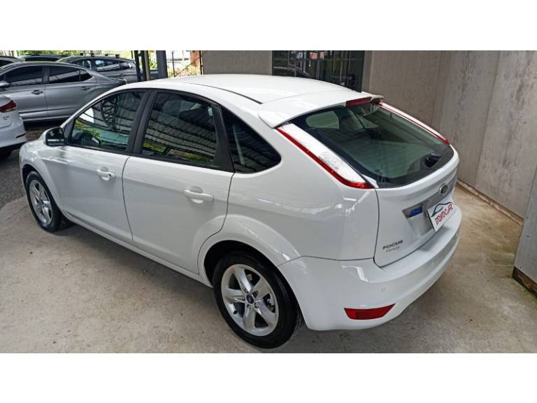 FORD - FOCUS - 2012/2013 - Branca - R$ 44.900,00