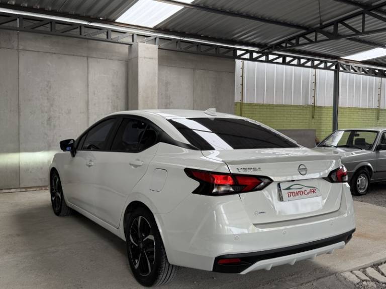 NISSAN - VERSA - 2023/2024 - Branca - R$ 105.900,00