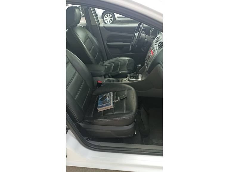 FORD - FOCUS - 2012/2013 - Branca - R$ 44.900,00
