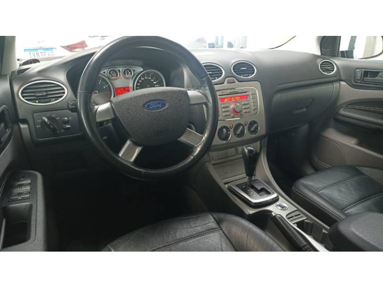 FORD - FOCUS - 2012/2013 - Branca - R$ 44.900,00