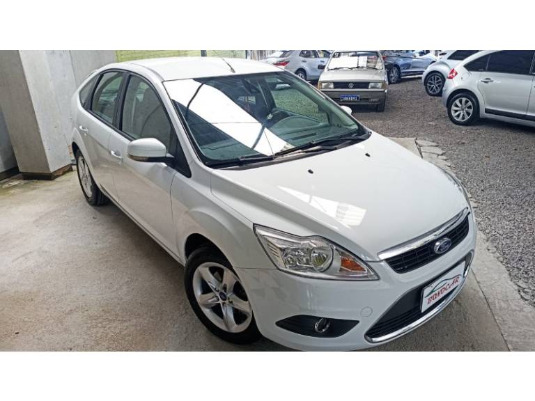 FORD - FOCUS - 2012/2013 - Branca - R$ 44.900,00