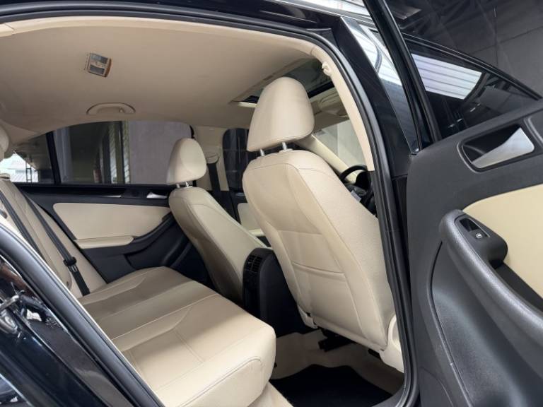 VOLKSWAGEN - JETTA - 2013/2013 - Preta - R$ 64.900,00
